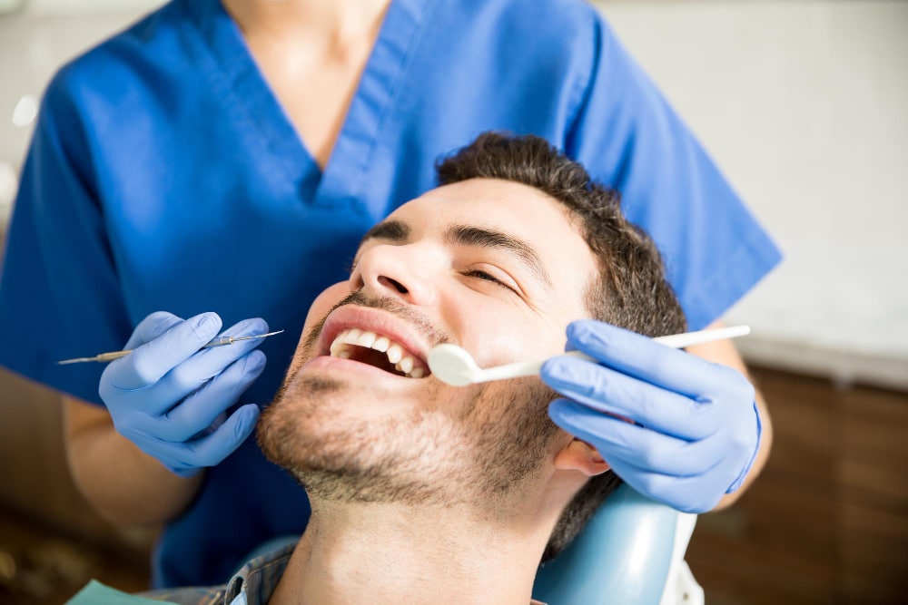 Composite replacement filling applied after amalgam removal