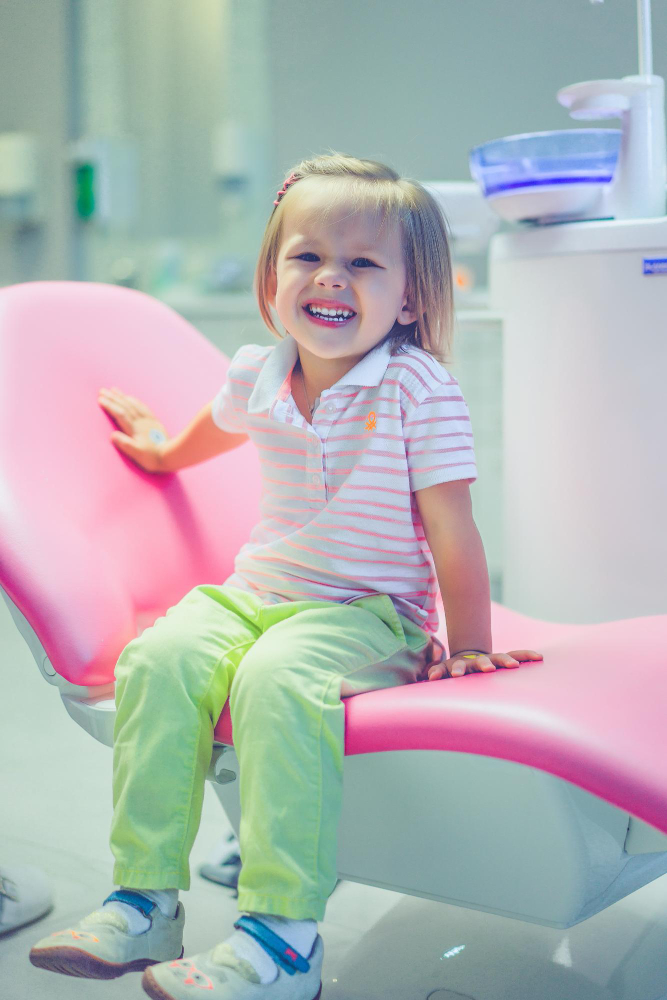 طفل أثناء فحص الأسنان في Mint Dental Care